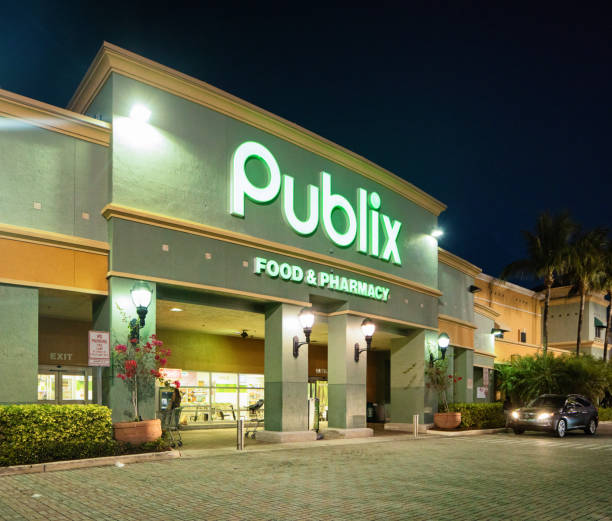 farmacia y alimentos publix tienda fachada en miami en vista oblicua de la noche - shopping mall supermarket store sign fotografías e imágenes de stock