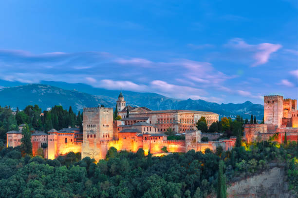 alhambra am abend in granada, andalusien, spanien - granada spanien stock-fotos und bilder