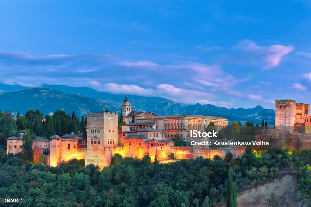 Alhambra à noite em Granada, Andaluzia, Espanha - Foto de stock de Alhambra - Granada royalty-free