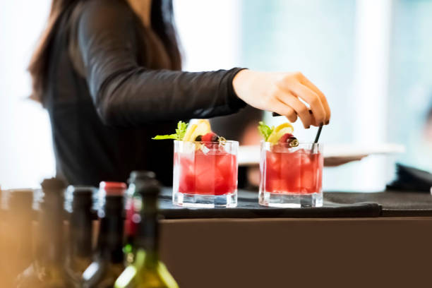 barman é servem cocktails - home interior cocktail bar women - fotografias e filmes do acervo