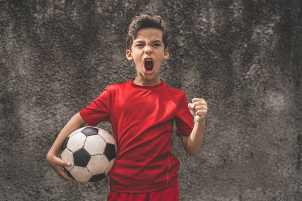 habile garçon jouant au football - soccer skill soccer ball kicking photos et images de collection