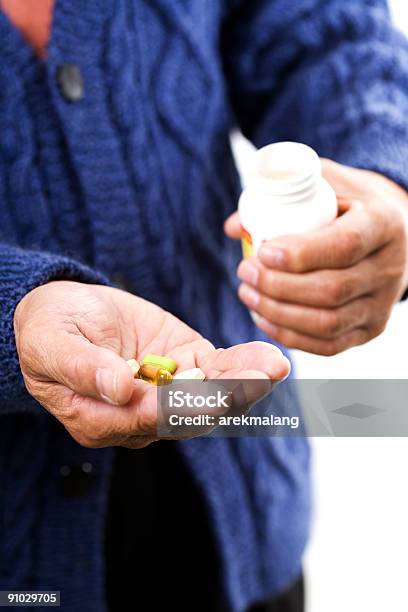 Senior Hombre Foto de stock y más banco de imágenes de Adulto - Adulto, Adulto maduro, Asistencia sanitaria y medicina