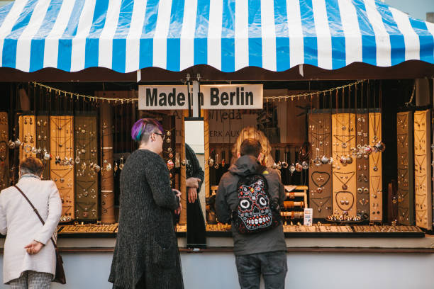 berlín, 03 de octubre de 2017: celebración de la oktoberfest. personas al lado del contador de elección productos en berlín. - berlin germany germany urban scene shopping bag fotografías e imágenes de stock