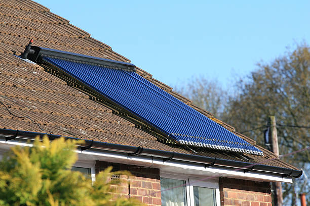 Solar-Photovoltaik-Module Und Glas-Wasser-Heizung-Rohre Auf Dach Stockfoto, Lizenzfrei