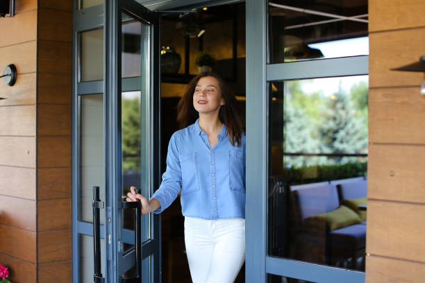 istock Cheerful woman leaving restaurant, talking by smartphone and loo 910310714