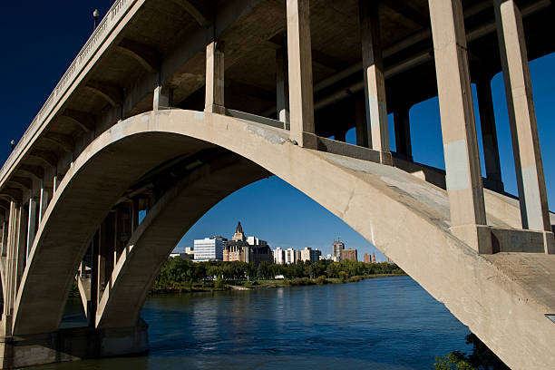 blick auf die stadt unter die victoria-brücke - bessborough stock-fotos und bilder