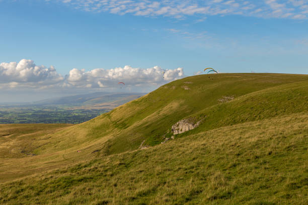 parapente en los valles de yorkshire, reino unido - kirkby stephen fotografías e imágenes de stock