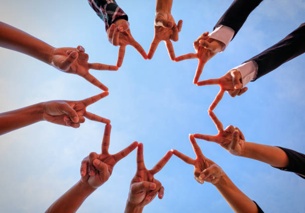 ludzie układają ręce razem. - hands clasped victory human hand human arm zdjęcia i obrazy z banku zdjęć