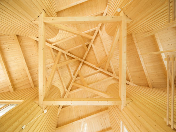 istock Ceiling with geometric pattern of wooden beams 910336042