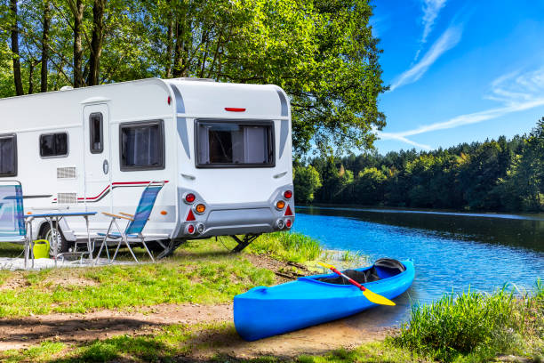 férias no rio de krutynia na terra de masuria, polónia - camper trailer - fotografias e filmes do acervo