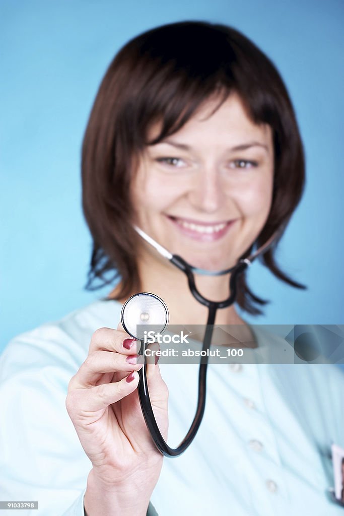 Młody lekarz uśmiecha się - Zbiór zdjęć royalty-free (Badanie lekarskie)