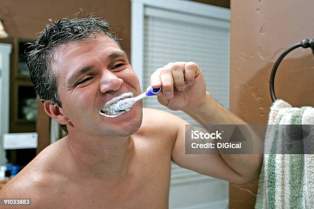 Männliche Zähne Putzen Stockfoto und mehr Bilder von Badewanne - Badewanne, Badezimmer, Behaart