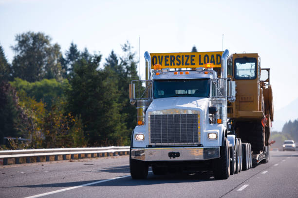 camiones plataforma grande con de gran tamaño muestra la carga y de paso llevar remolque y transportar digger - demasiado grande fotografías e imágenes de stock