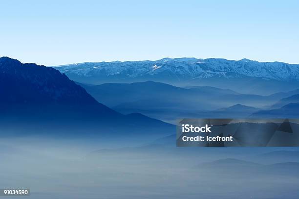 山々と渓谷の霧 - Horizonのストックフォトや画像を多数ご用意 - Horizon, かすみ, カラー画像