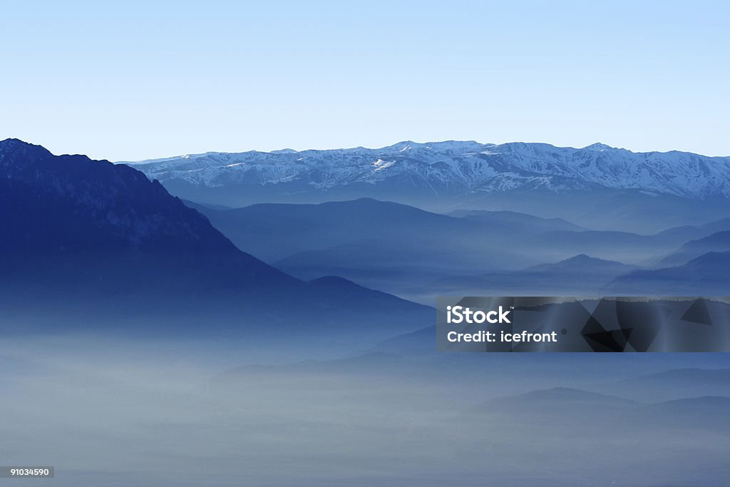 산 및 밸리 in the fog - 로열티 프리 0명 스톡 사진