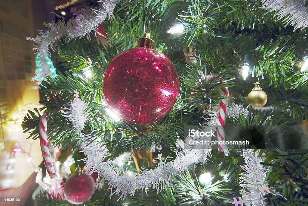 Sapin avec décorations de Noël. - Photo de Boule de Noël libre de droits