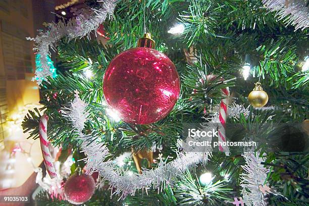 Photo libre de droit de Sapin Avec Décorations De Noël banque d'images et plus d'images libres de droit de Boule de Noël - Boule de Noël, Canne en sucre, Couleur verte