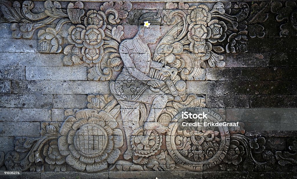 Balinese che intaglia 1 - Foto stock royalty-free di Bali