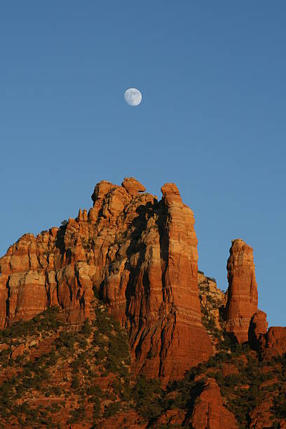 istock Moon rise over Sedona Red Rock 91035400