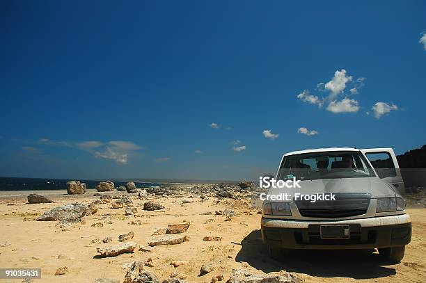 Photo libre de droit de Voiture Sur La Plage De Bonaire banque d'images et plus d'images libres de droit de Bonaire - Bonaire, Archipel des Antilles, Caraïbes