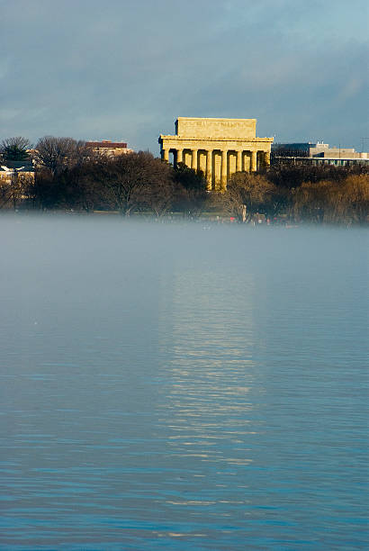 istock Lincoln Memorial in the Fog 91035464