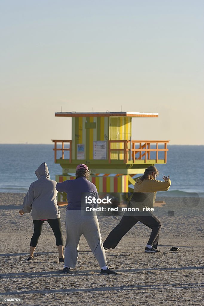Ioga, tai chi na praia - Foto de stock de Miami royalty-free