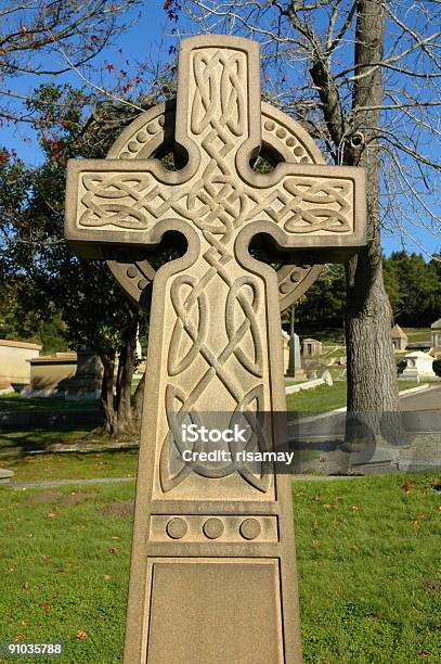 Foto de Cemitério Series e mais fotos de stock de Cemitério - Cemitério, Cruz - Objeto religioso, Cruz Céltica