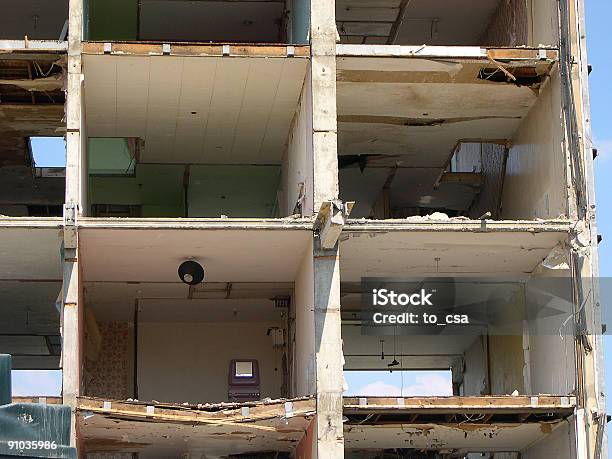 Zniszczony Budynek - zdjęcia stockowe i więcej obrazów Betonowy - Betonowy, Bez ludzi, Budowla mieszkaniowa