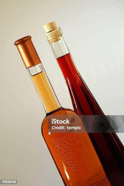 Due Bottiglie Di Superalcolici - Fotografie stock e altre immagini di Alchol - Alchol, Bianco, Bibita