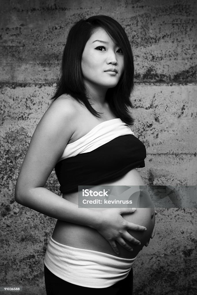 Asiatique Femme tenant son ventre noir et blanc Portrait - Photo de Adulte libre de droits