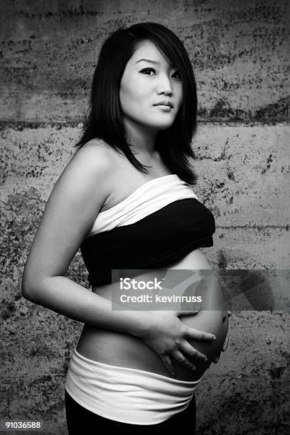 Photo libre de droit de Asiatique Femme Tenant Son Ventre Noir Et Blanc Portrait banque d'images et plus d'images libres de droit de Adulte