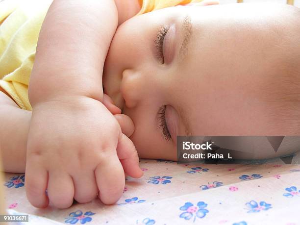 Bebé Dormir Foto de stock y más banco de imágenes de Alegre - Alegre, Bebé, Cara humana