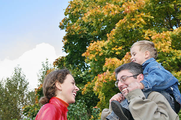 família no parque - family happiness outdoors autumn - fotografias e filmes do acervo