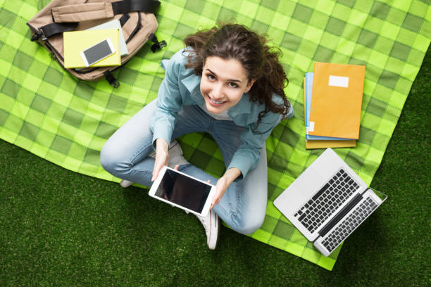 ragazza che studia all'aperto - university student laptop campus foto e immagini stock