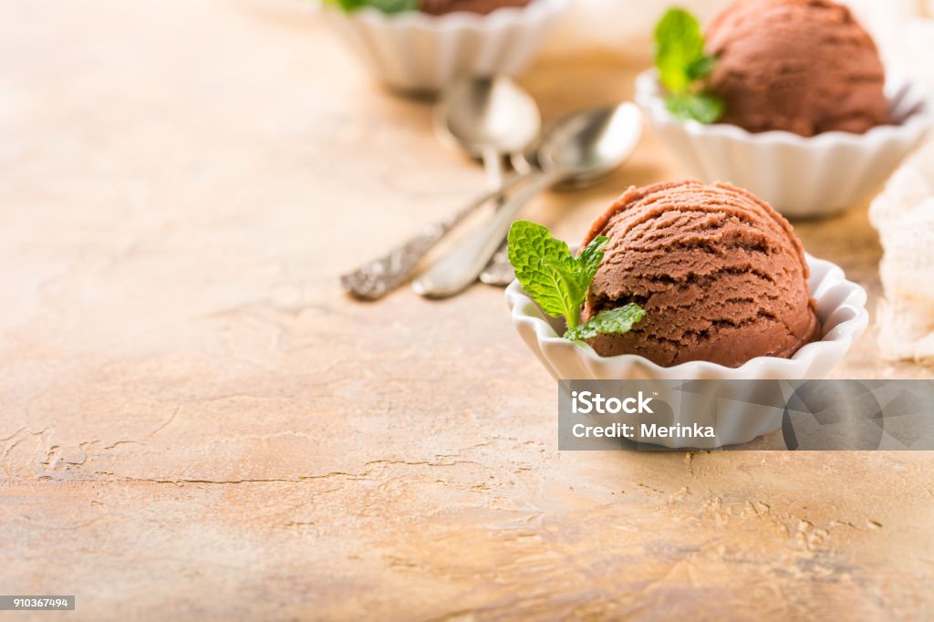 Crème glacée au chocolat dans un bol blanc. - Photo de Crème glacée libre de droits