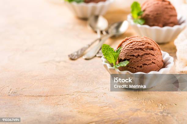 Photo libre de droit de Crème Glacée Au Chocolat Dans Un Bol Blanc banque d'images et plus d'images libres de droit de Crème glacée - Crème glacée, Chocolat, Gelato