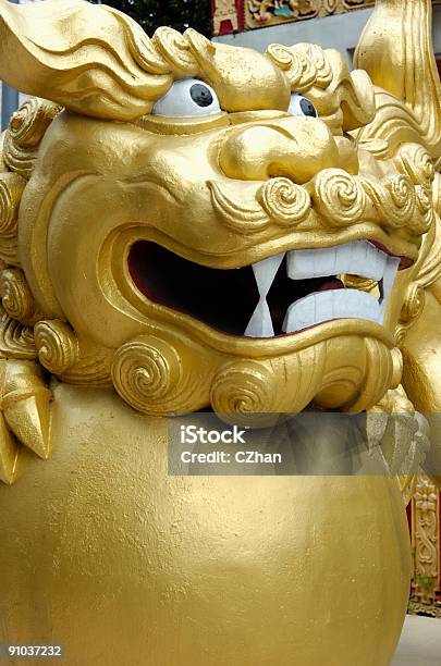 Золотой Лев — стоковые фотографии и другие картинки Азия - Азия, Вертикальный, Золото