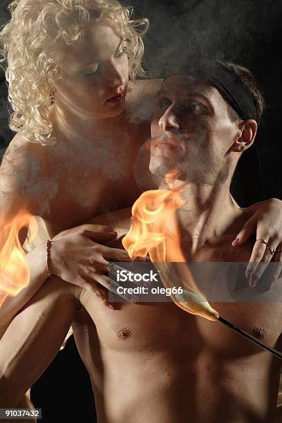 Coppia Con Torce - Fotografie stock e altre immagini di Abbracciare una persona - Abbracciare una persona, Adulto, Amore