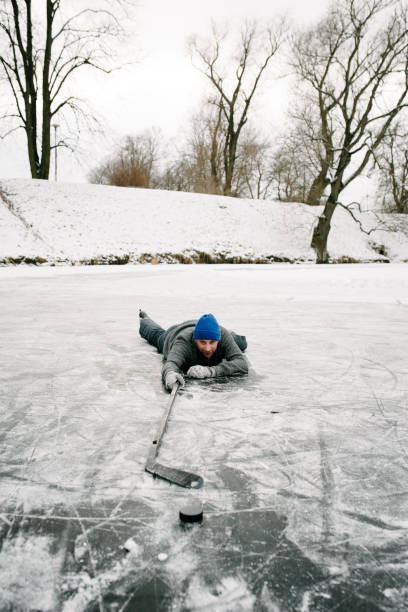 istock Winter hockey fun 910377446