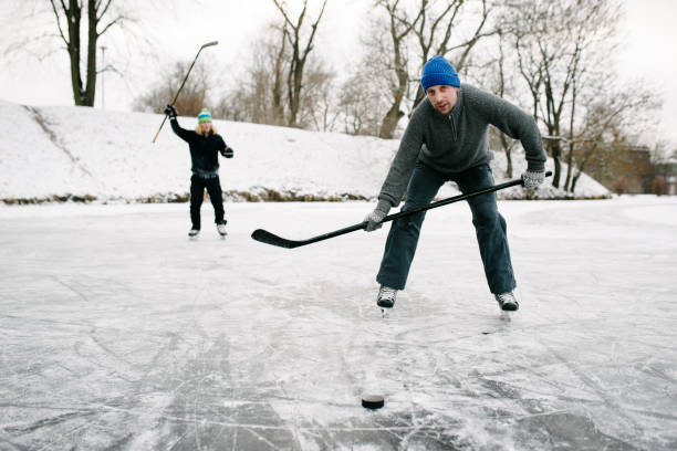 istock Winter hockey fun 910377654