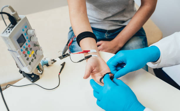 pacientes nervos teste usando eletromiografia. emg - neuropathologist - fotografias e filmes do acervo