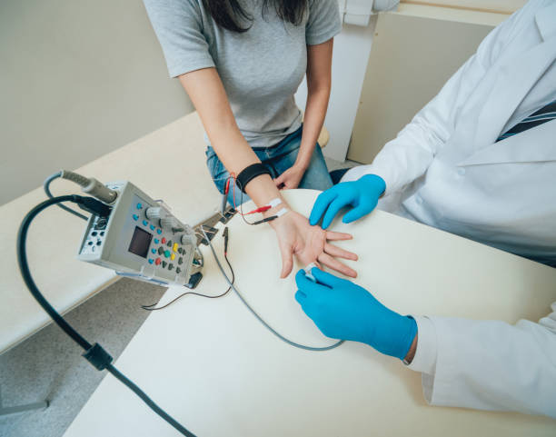 pacientes nervos teste usando eletromiografia. emg - neuropathologist - fotografias e filmes do acervo