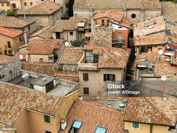 Dachitalienische Art Stockfoto und mehr Bilder von Antenne - Antenne, Balkon, Dach
