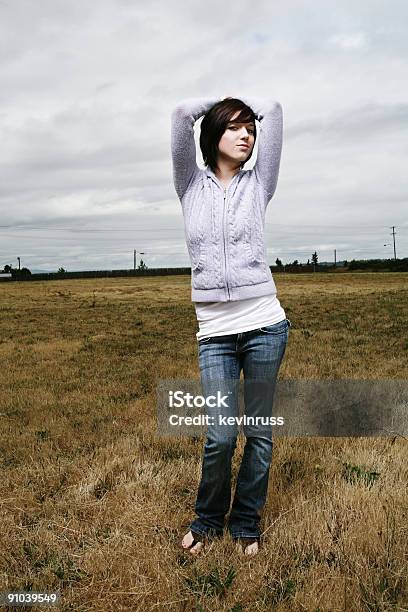 Kobieta Stojąc W Pole W Pochmurny Niebo - zdjęcia stockowe i więcej obrazów Beżowy - Beżowy, Biały, Brązowy