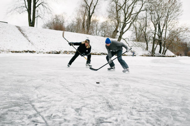 istock Two friends playing hockey 910395854