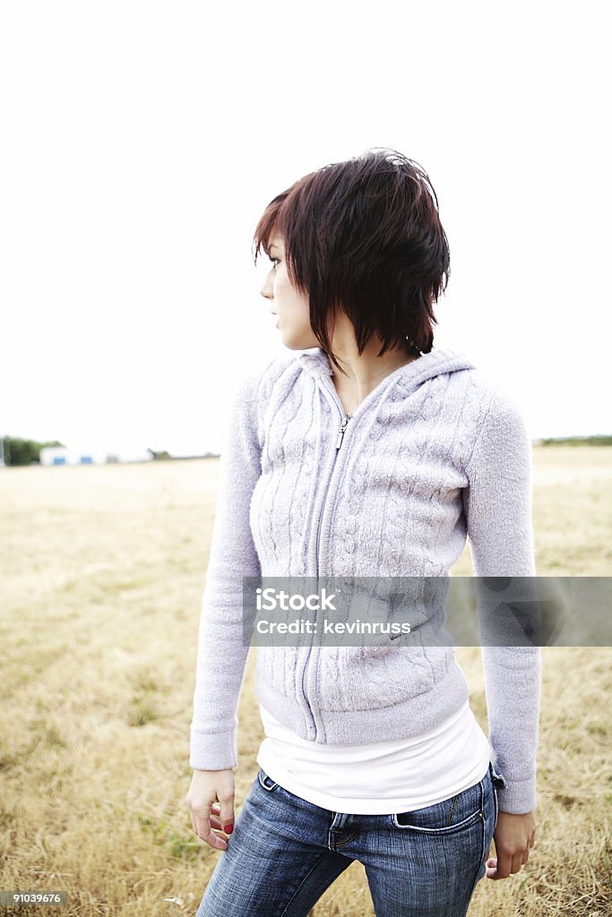Jovem mulher em um suéter - Foto de stock de Adulto royalty-free