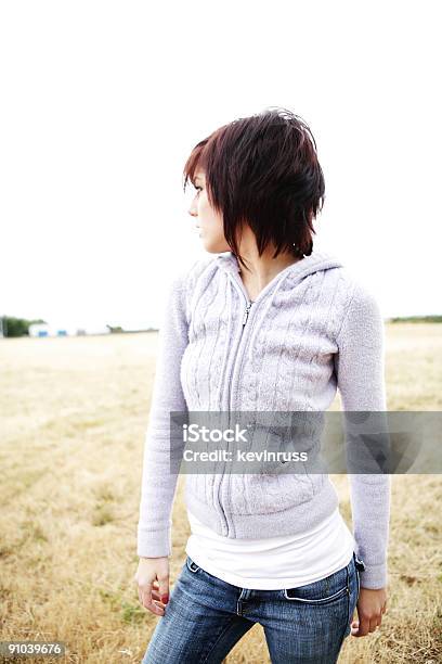 Foto de Jovem Mulher Em Um Suéter e mais fotos de stock de Adulto - Adulto, Bege, Beleza natural - Natureza