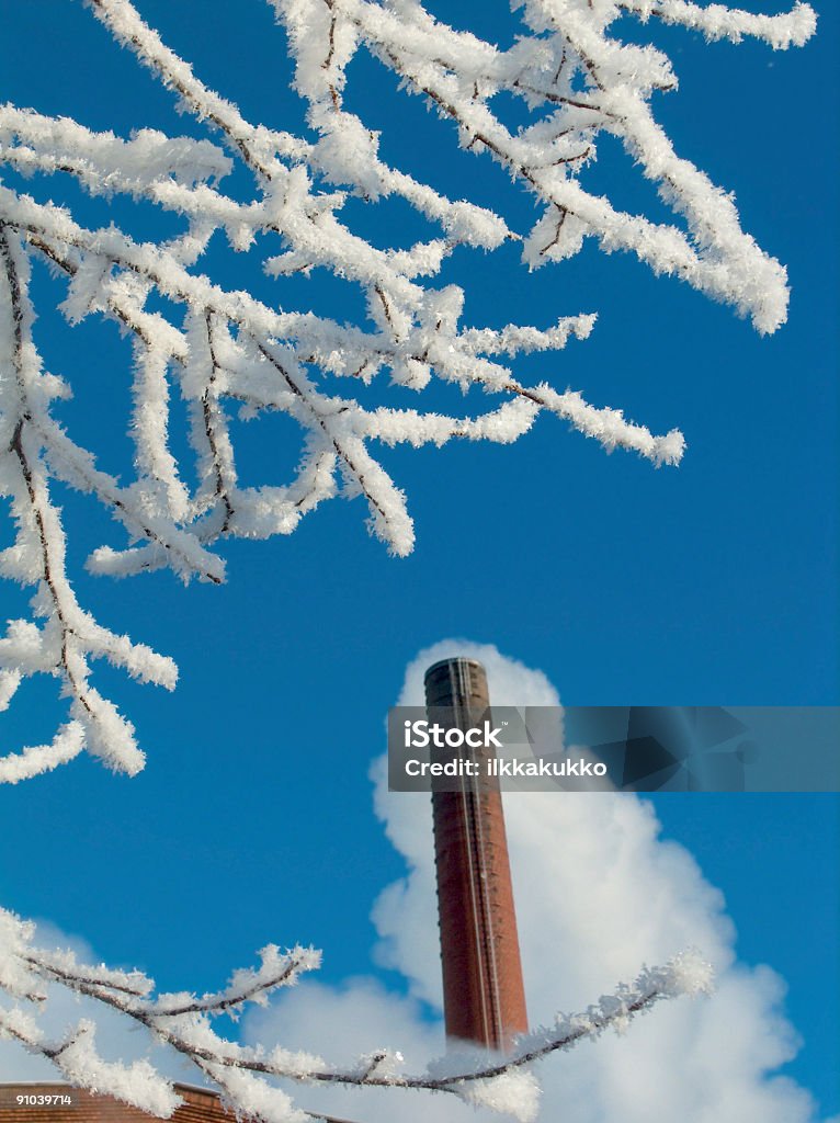 snowy Drzewo w pobliżu fabryki - Zbiór zdjęć royalty-free (Bez ludzi)