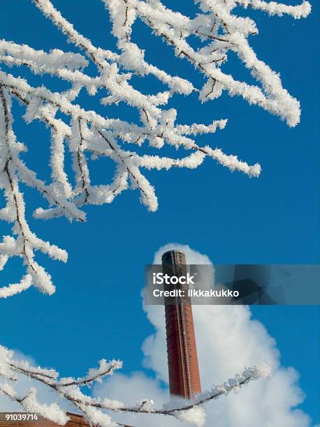 Snowy Drzewo W Pobliżu Fabryki - zdjęcia stockowe i więcej obrazów Bez ludzi - Bez ludzi, Bezchmurne niebo, Biały