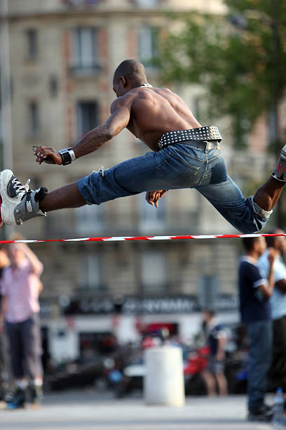 bezładny - men jumping mid air air pump zdjęcia i obrazy z banku zdjęć